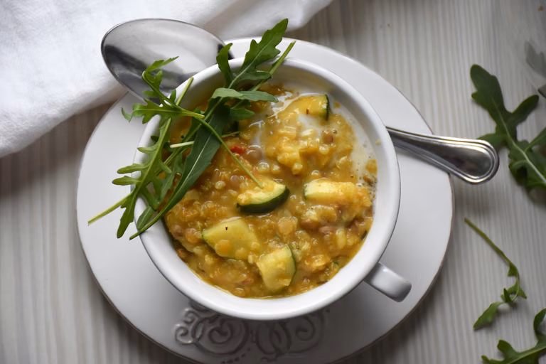curry soczewicowe z kremem z bananów i gruszką
