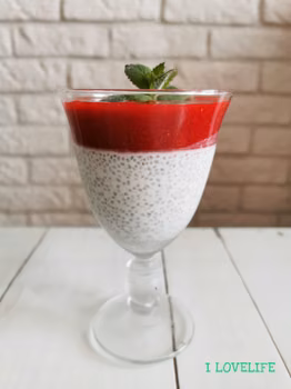 Pudding chia z musem truskawkowym