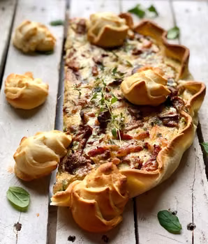 Quiche z kurkami i wędzonym boczkiem