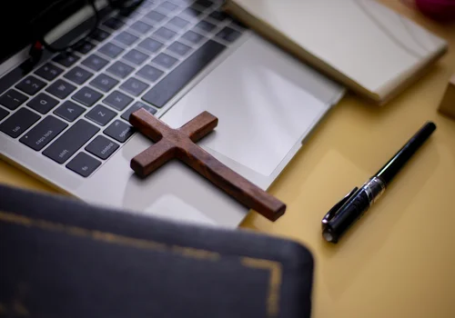 Ministerstwo Edukacji zmniejsza liczbę lekcji religii w szkołach! Parafie znalazły jednak na to sposób