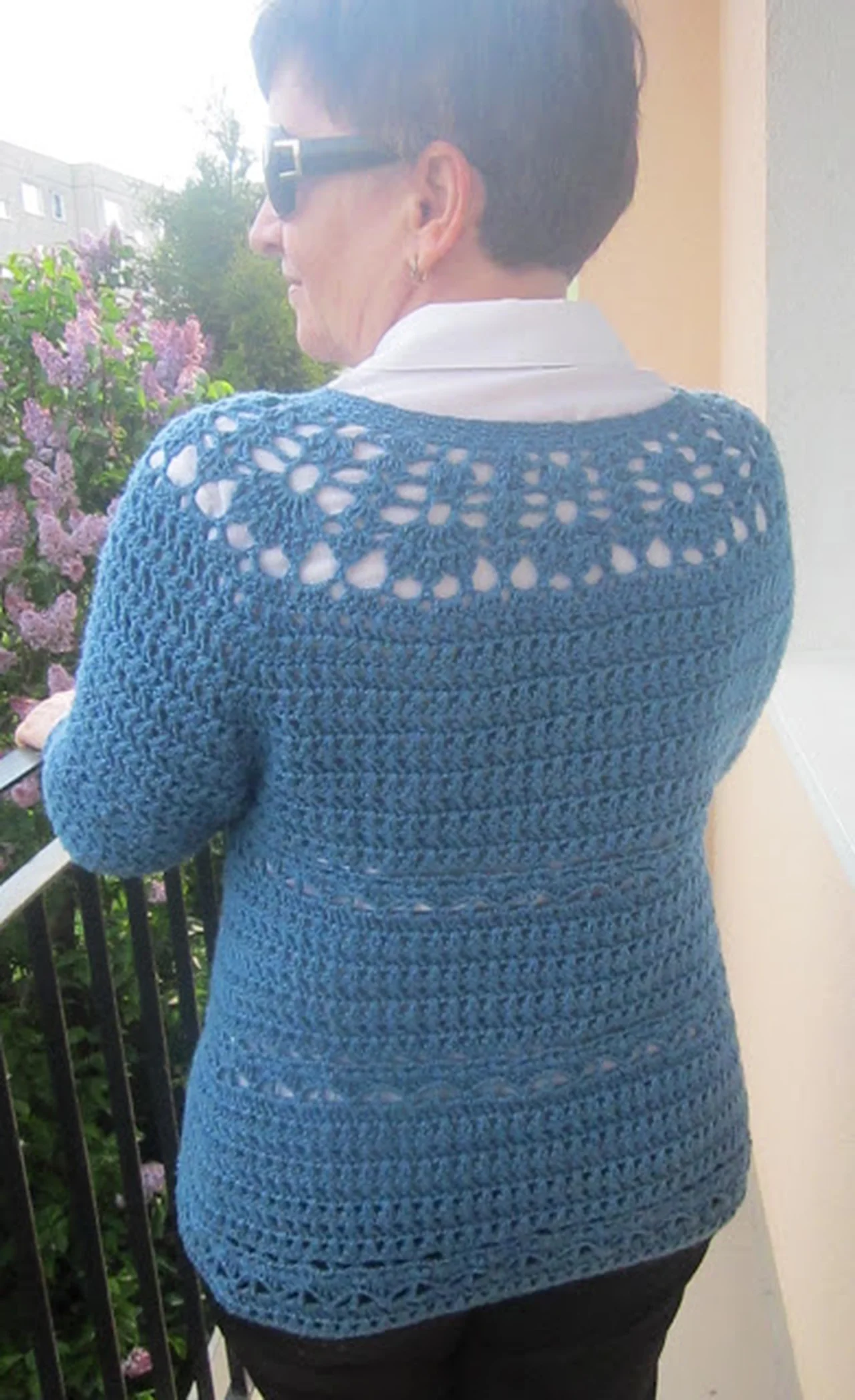 Szydełkowy sweter w kolorze blue