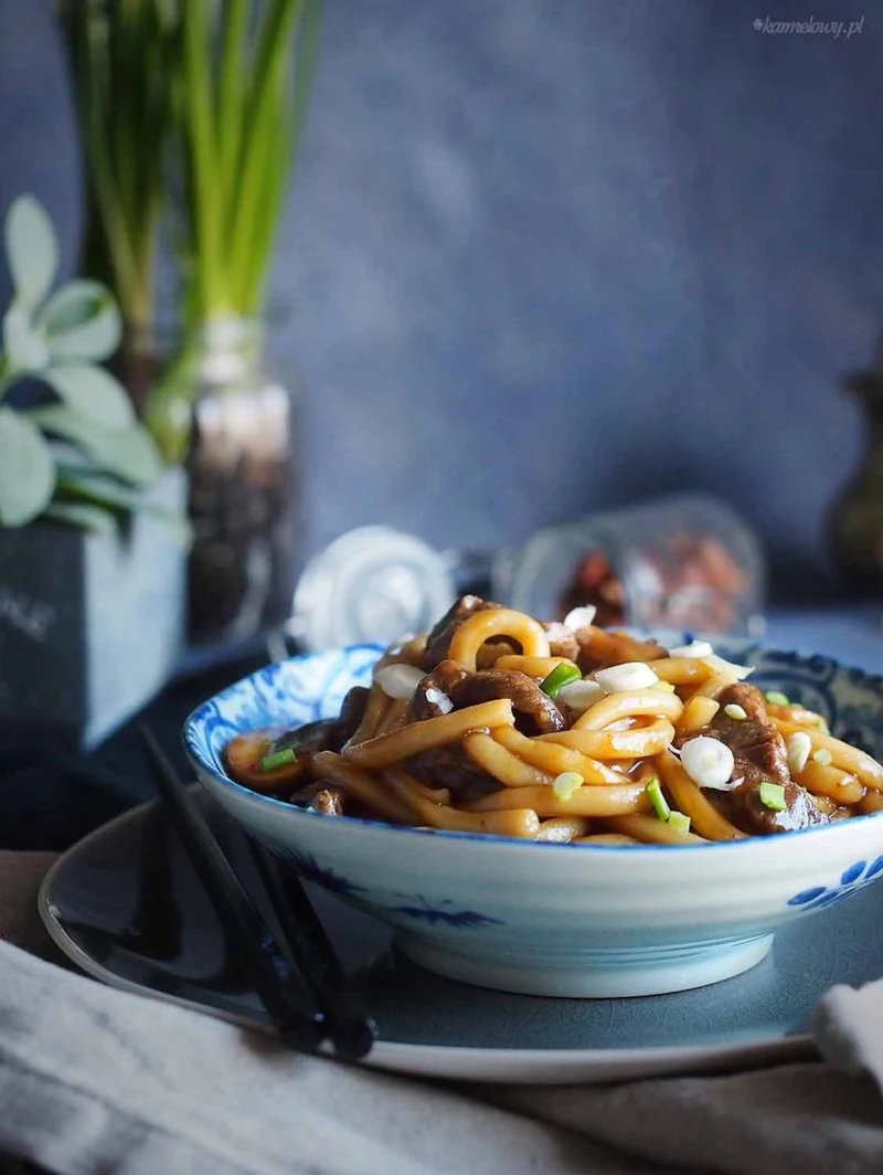 Makaron udon z wołowiną i grzybami