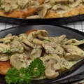 Kotlet panierowany w sosie pieczarkowym