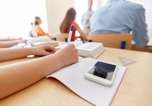 Telefon w plecaku, ale nie w ręce. Od września uczniowie podstawówek mają dostać zakaz korzystania z urządzeń