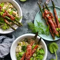 SZPARAGI GRILLOWANE W SZYNCE PARMEŃSKIEJ Z RISOTTO Z ZIELONYM GROSZKIEM I SZPINAKIEM.