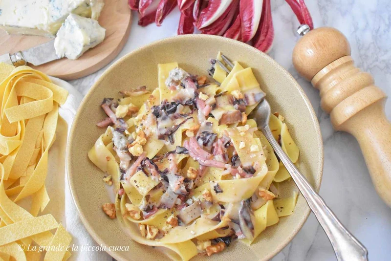 Makaron z serem gorgonzola i radicchio