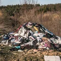 Rewolucja w wyrzucaniu ubrań! Od 2025 roku zakazane będzie wrzucanie starych ubrań do zwykłego kosza!