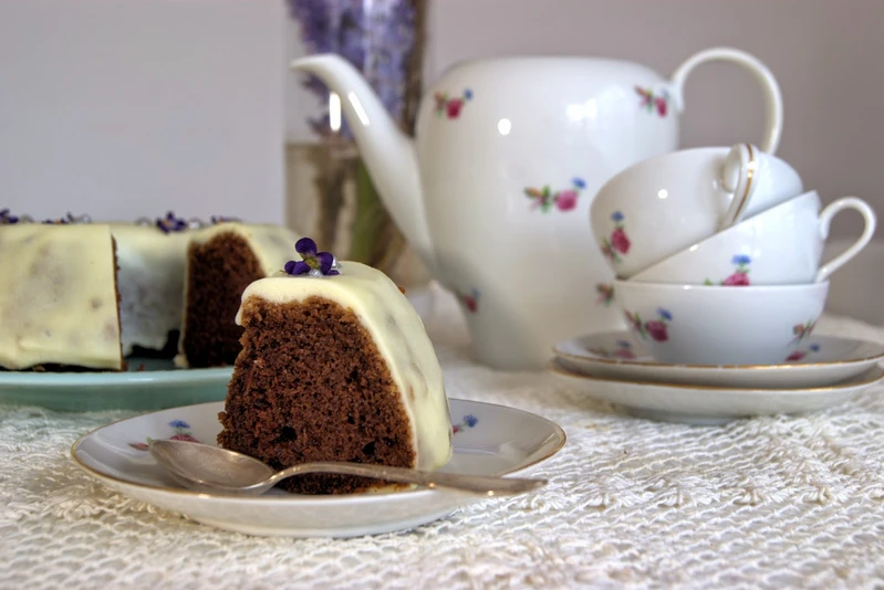Babka marchewkowo-kakaowa w polewie serowej