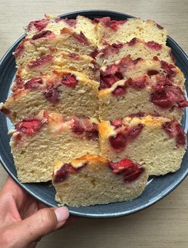 Najprostsze ciasto truskawkowe na maślance– mieszane widelcem! Bez miksera, bez bałaganu