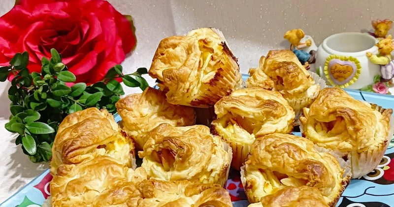 Babeczki sernikowe z ciasta francuskiego