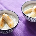 Kokosowy pudding z tapioki z karmelizowanym bananem