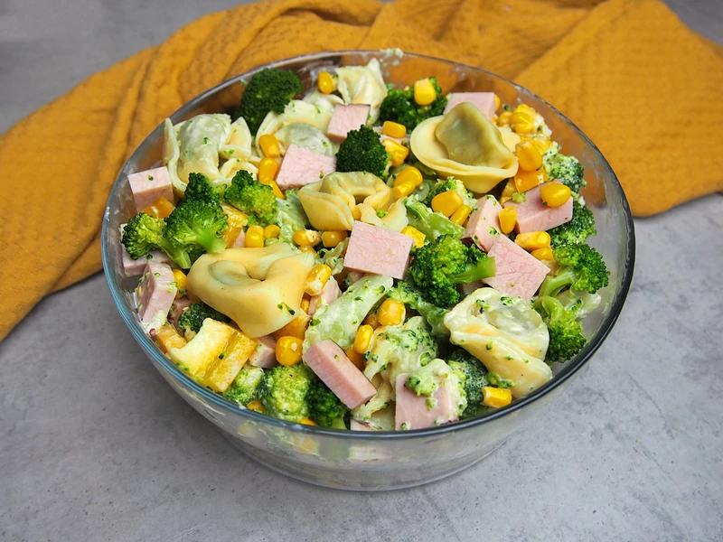 Sałatka brokułowa z tortellini i szynką