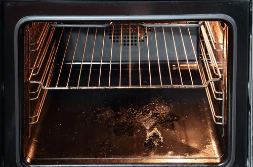 Czym doczyścić przypalone resztki w piekarniku?