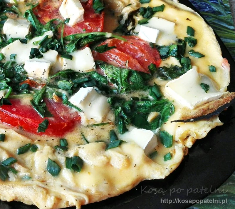 Omlet z rukolą, pomidorami i serem camembert
