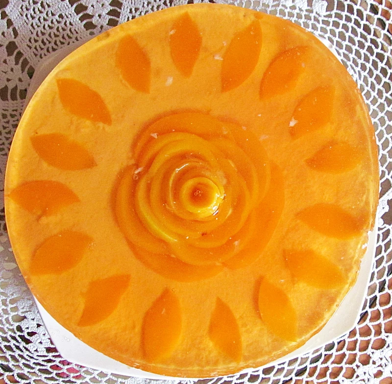 Tort serowy z brzoskwiniami