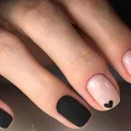 Śliczny manicure z czarnym matem