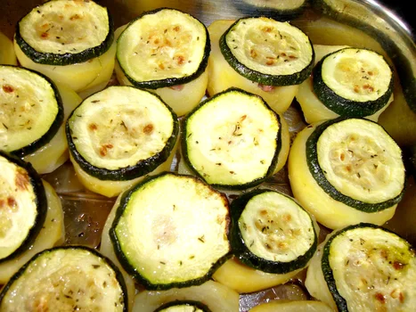 Ziemniaki pieczone z czapką z cukinii