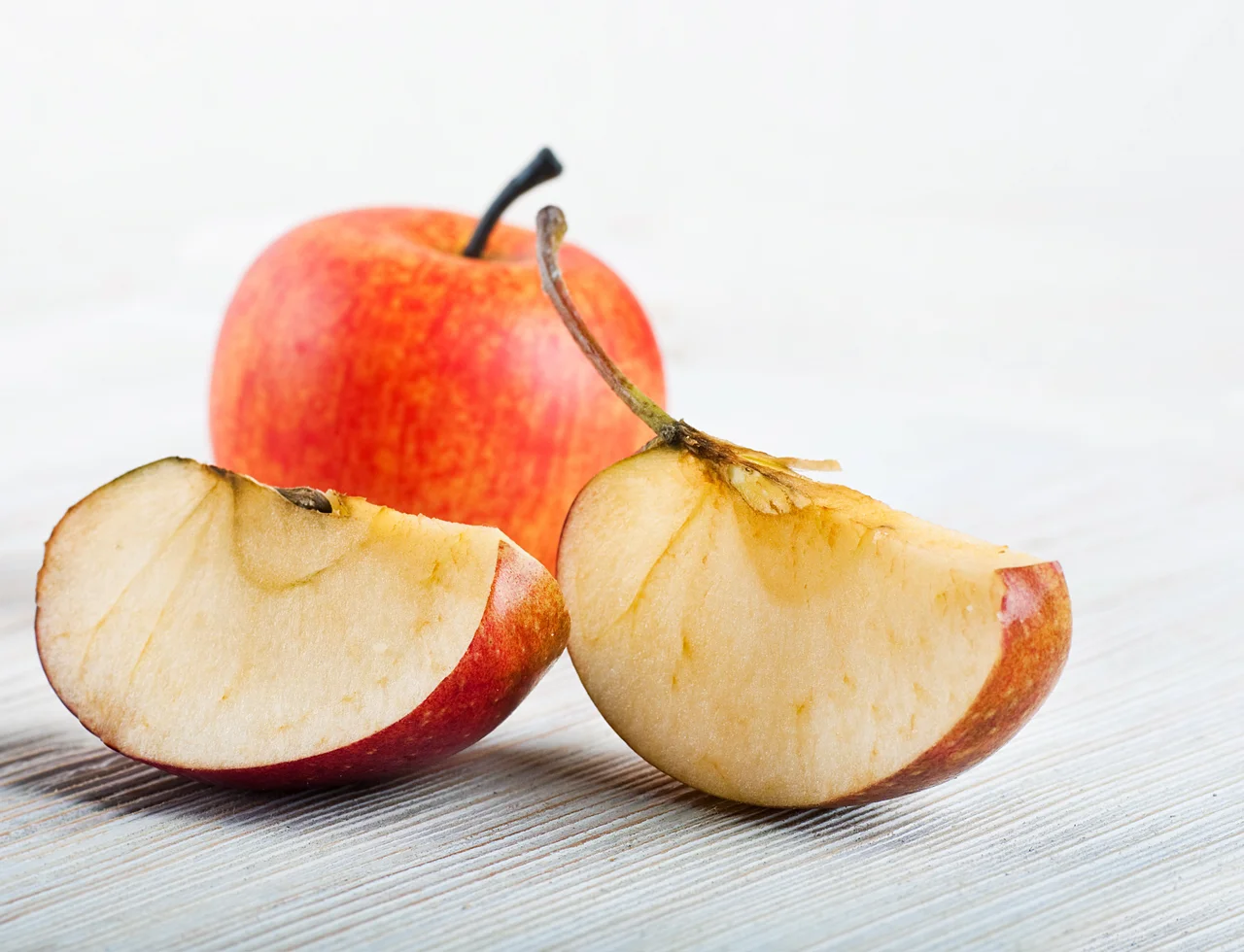 Co zrobić żeby jabłka po przekrojeniu nie ściemniały?