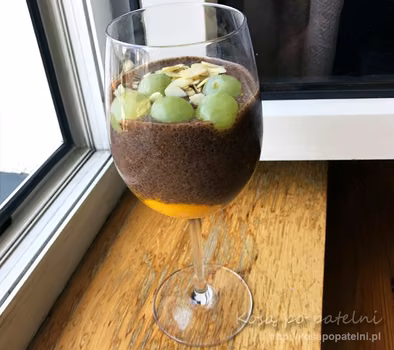 Deser z chia, granatem i mango