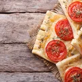 Ciasto francuskie z serem i pomidorami