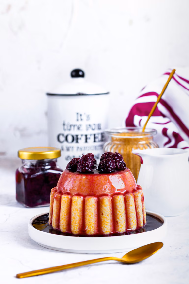 Pudding z kaszy kukurydzianej z sosem jeżynowym
