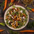 Sałatka z makaronem i marchewkowym pesto