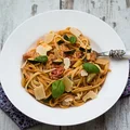 Spaghetti z pomidorami i cukinią