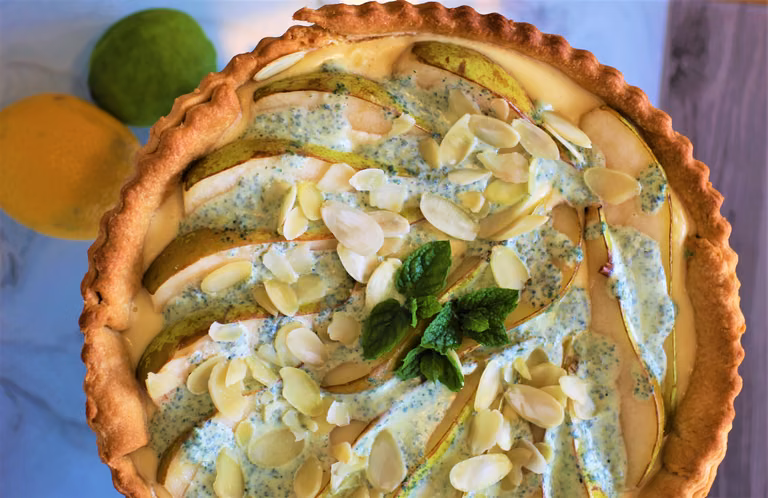 Tarta cytrynowa z gruszkami i miętą