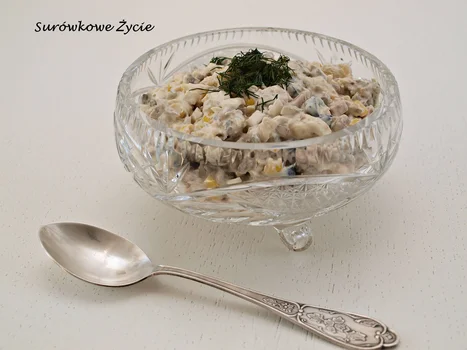 Sałatka ze smażonymi pieczarkami, szynką, oliwkami i serem żółtym