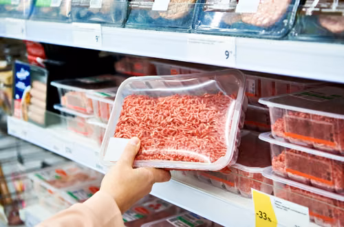 Koniec reklam mięsa i lotów! Przełomowa decyzja w Europie
