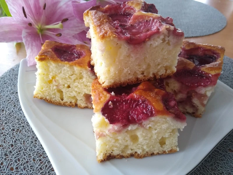 Ciasto maślankowe z truskawkami
