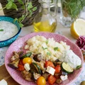 Grillowane warzywa z kurczakiem, kaszą kuskus i sosem tzatziki
