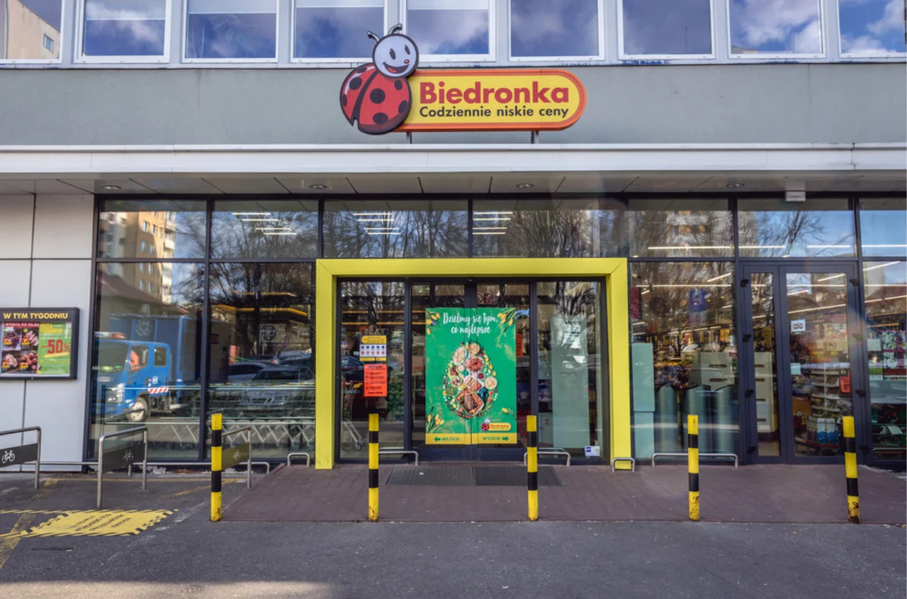 W sklepach sieci Biedronka pojawiły się nietypowe kartony! Ręczny system zaskoczył klientów