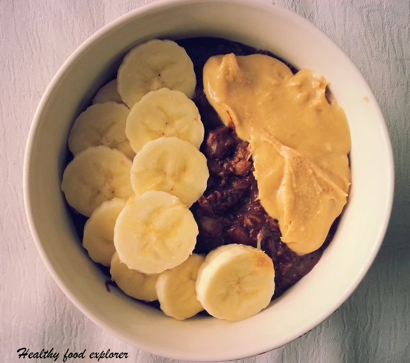 Owsianka czekoladowa z bananem i masłem orzechowym