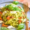 Makaron z pesto z rukoli i pistacji z kurkami