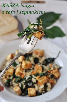 Sałatka z kaszy bulgur, tofu i szpinakiem