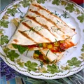 Tortilla z serem korycińskim, kukurydzą, schabem i ziołami