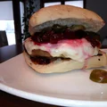 Burger wołowy z burakiem, serem kozim i karmelizowaną cebulą
