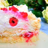 Bezowy Tort Śmiatankowy z Malinami