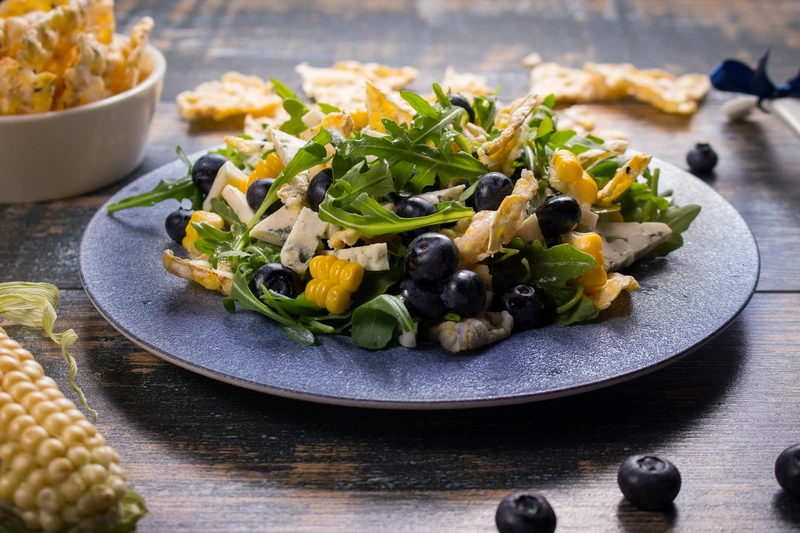 Sałatka z kukurydzą, borówkami i serem z niebieską pleśnią
