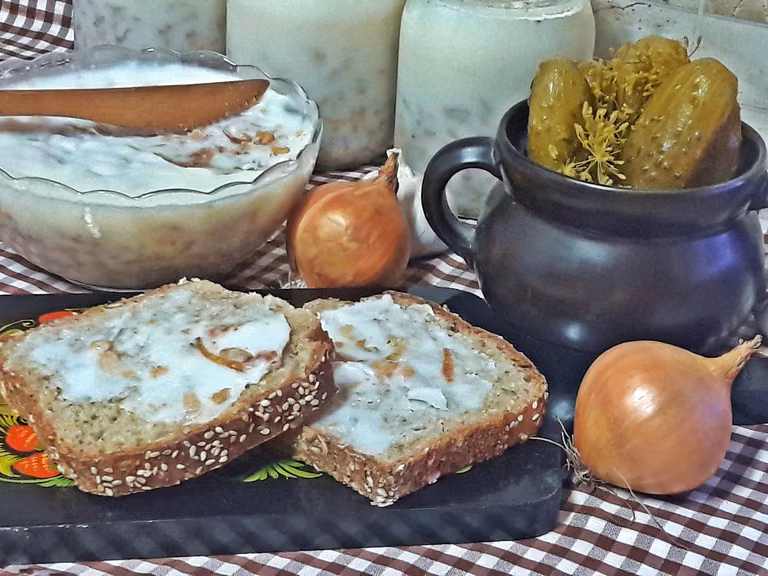 Domowy smalec z majerankiem i cebulką