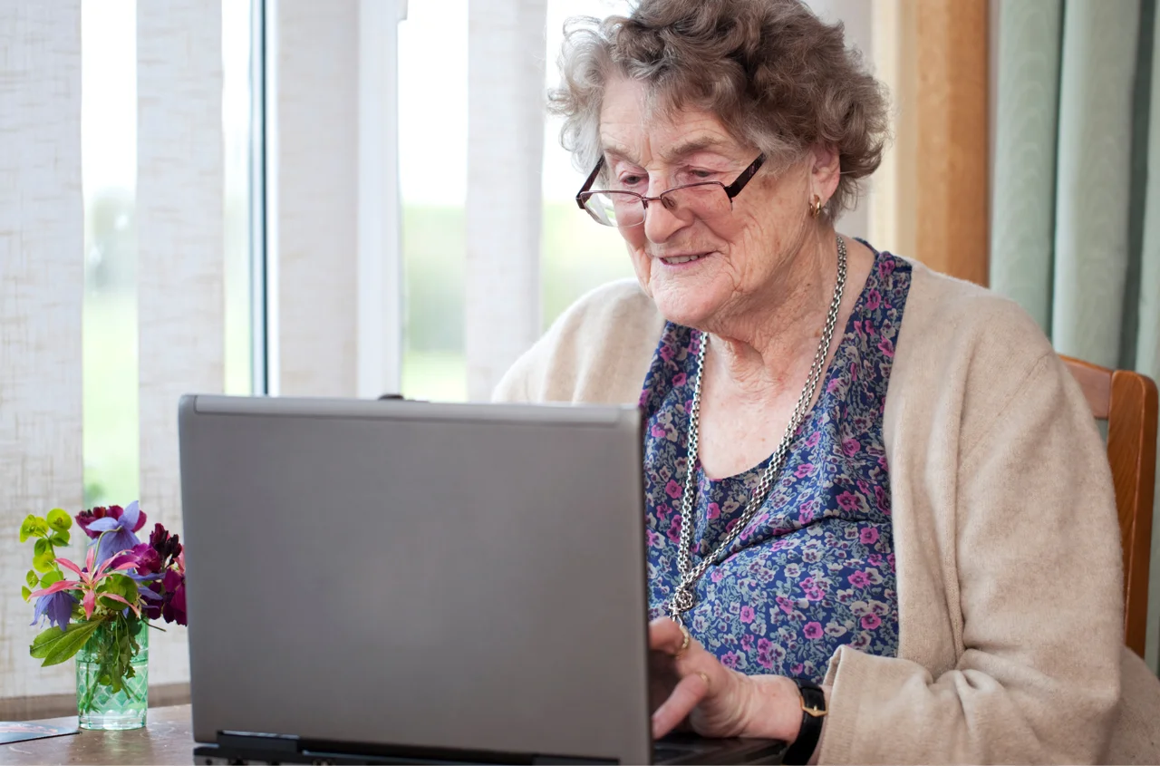 Te osoby otrzymają emeryturę wcześniej, inni zobaczą na koncie 2 przelewy! ZUS opublikował nowy harmonogram wypłat