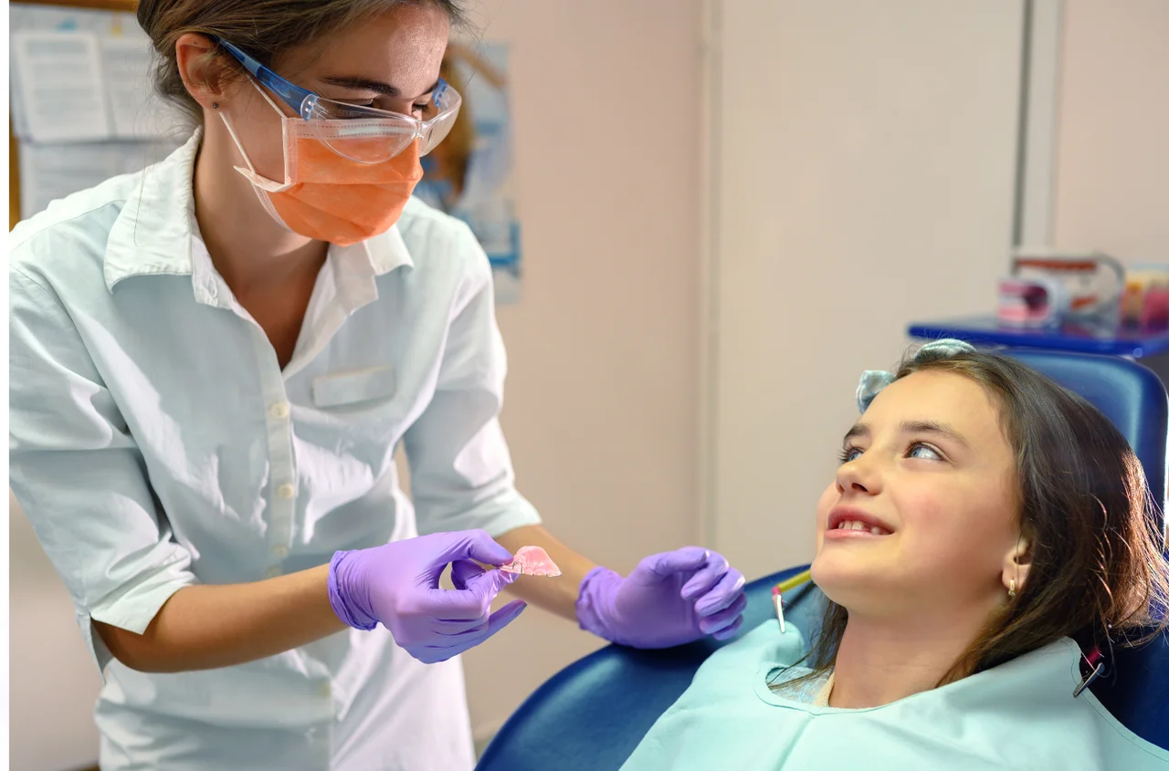 Darmowy aparat ortodontyczny dla dziecka? Ten czynnik gwarantuje rodzicom refundacje