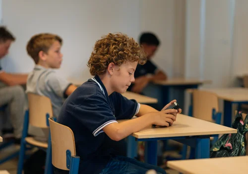 Zakaz smartfonów w szkołach od września 2024?! Apel do ministerstwa edukacji