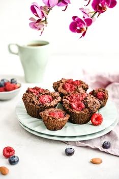 Paleo muffiny migdałowe bez mąki z malinami i borówkami