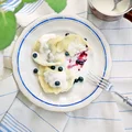 Pierogi z jagodami polane śmietaną