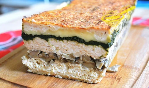 warstwowa pieczeń drobiowa (pieczarki, ser, szpinak)