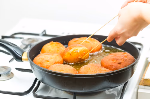 Pączki nie wyszły? To może być zły znak! Oto, co oznacza ten kulinarny przesąd!