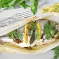 Dorada pieczona w ziołach w pergaminie