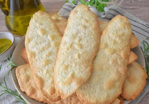 Ciappe liguri - chrupiące włoskie placki z oliwą (tylko 4 składniki bez drożdży)